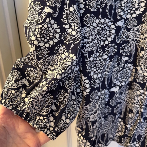 Crown & Ivy Navy/White Camel Floral Top Sz Lg - Picture 4 of 9